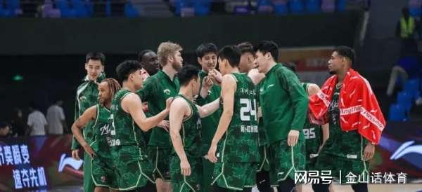 你可是顶薪啊！读秒阶段，连犯2次低级错误，网友：赶紧退役吧！