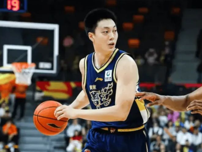 广东被江苏绝杀！首发全崩，4替补死顶，崔永熙无地位！