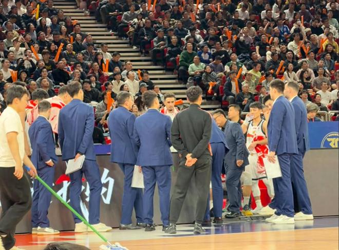 遭上海4杀!咪咕记者给广东队提两个建议,球迷:再加1件杜锋下课 遭上海4杀!咪咕记者给广东队提两个建议,球迷:再加1件杜锋下课