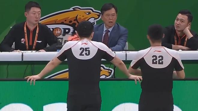 裁判又闹笑话了！鄢手骐确实险些再添乱，但为啥只让辽篮承担后果