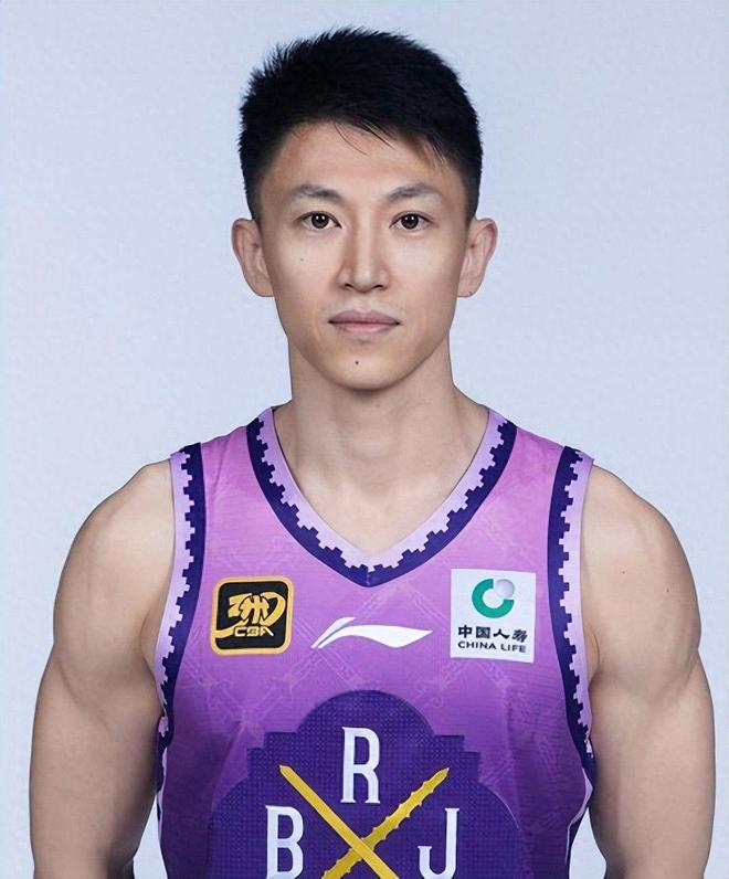 手握5个CBA冠军，曾获吉尼斯世界纪录，37岁不退役，仍在赛场拼搏