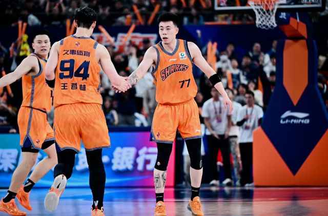 上海男篮32分大胜山西！卢伟拿到11连胜，李添荣18分，李弘权27分