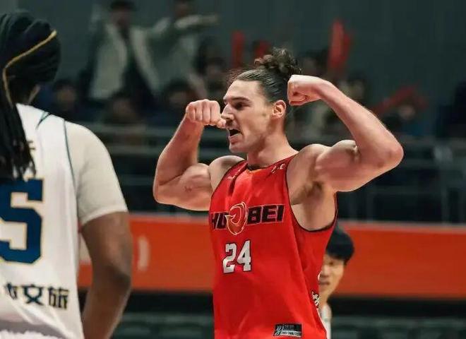 2米15内线抵达与球队会和，正式加盟CBA