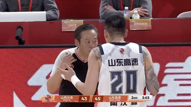 苦涩23次失误！山东男篮窝火1战，于德豪又坑邱彪，新援惊艳2双！
