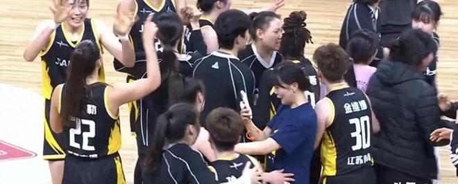 原来她就是江苏女篮教练，年轻美貌实力并存，击败卫冕冠军广东队