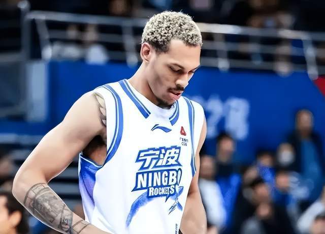 够硬气！前广东强援与自家队友教练冲突，黑马下狠手，总经理霸气