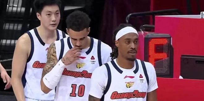广东加时逆转青岛，麦考尔砍43分力挽狂澜，18岁小将征服内线，徐杰最新伤情报告出炉