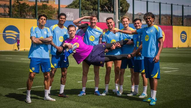 每体：巴萨不急于让贝尔纳尔复出；费尔明出于保护缺席合练