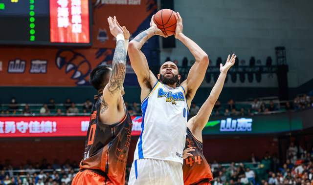 CBA排名又乱了！广东爆冷输球，北京杀回前4，3队争抢最后2个席位