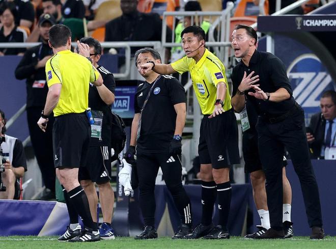 马宁抢镜亚冠决赛！指示主裁罚下沙特球员 霸气伸指+喝退对方质疑