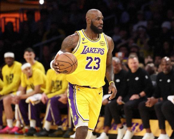 边线球失误险酿祸，詹姆斯13中5取13分3板11助，正负值全队最低