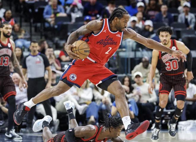 伦纳德:我能适应任何篮球风格,我从来都不是那种会抱怨的人 伦纳德:我能适应任何篮球风格,我从来都不是那种会抱怨的人