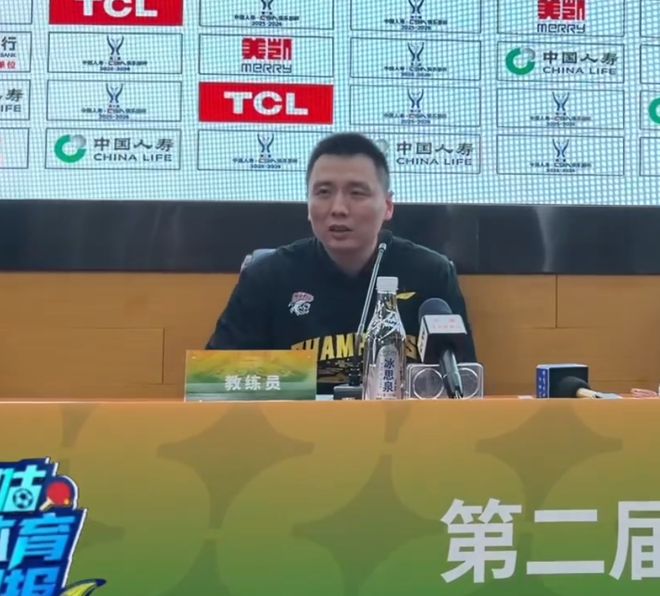 上海夺冠！卢伟谈外援状态调整+小将锻炼，洛夫顿强调努力团结！