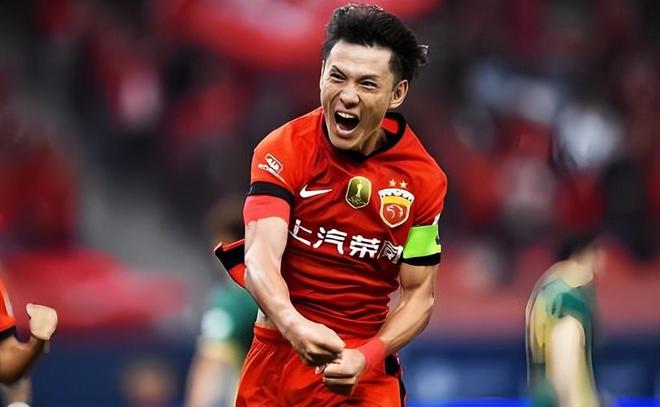上港锋线在亚冠集体哑火，球迷都开始想念吕文君，直言他不该退役