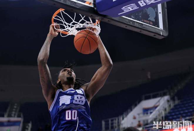 放生“领头羊”!青岛男篮领先三节末节被反超,客场险些击败上海男篮 放生“领头羊”!青岛男篮领先三节末节被反超,客场险些击败上海男篮