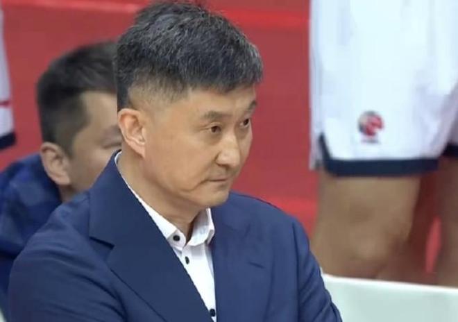 杜锋:整场比赛完全没有能量,大家只是一味地在外线投篮 杜锋:整场比赛完全没有能量,大家只是一味地在外线投篮