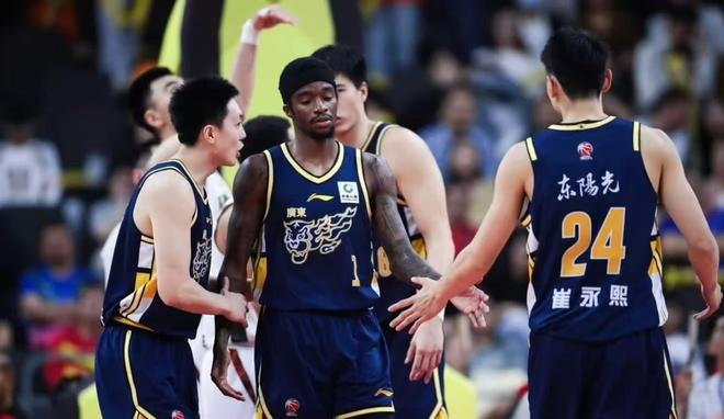 3分绝杀+爆冷,江苏掀翻广东!杜锋沮丧离场,胡明轩7中2 3分绝杀+爆冷,江苏掀翻广东!杜锋沮丧离场,胡明轩7中2