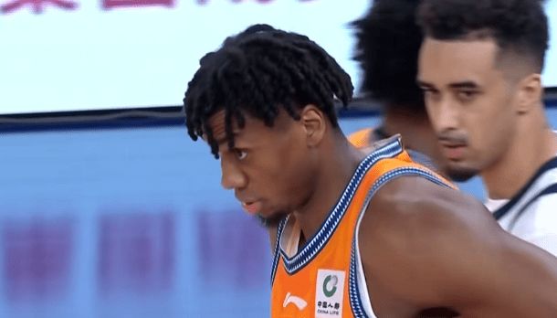 16分大胜！上海三杀广东取10连胜 大白边14分26板