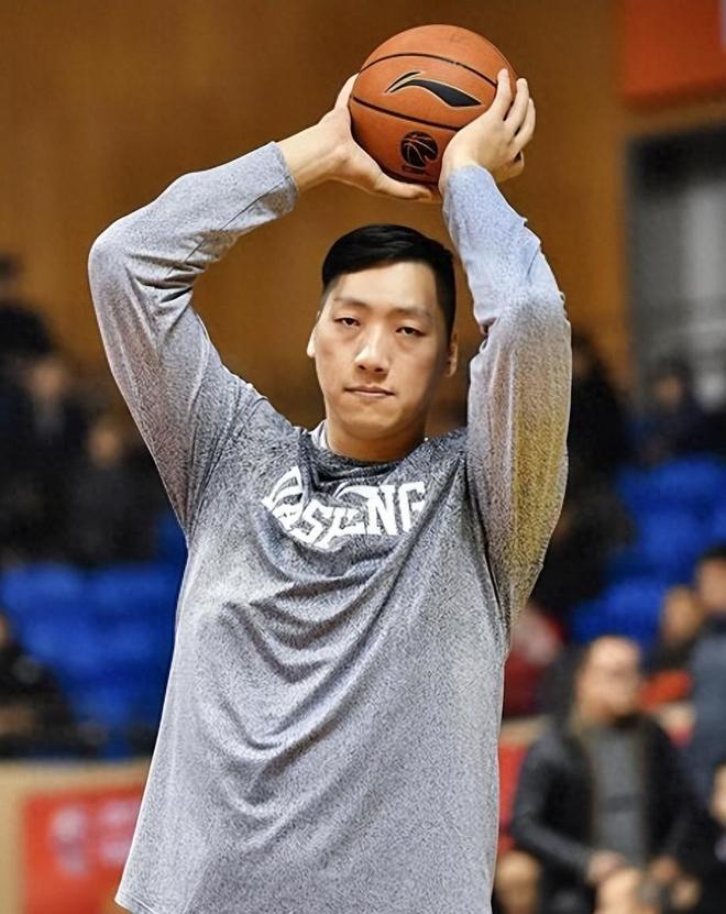 17岁惊艳CBA,3获常规赛MVP,娶美女空姐为妻,如今在南京当副总 17岁惊艳CBA,3获常规赛MVP,娶美女空姐为妻,如今在南京当副总