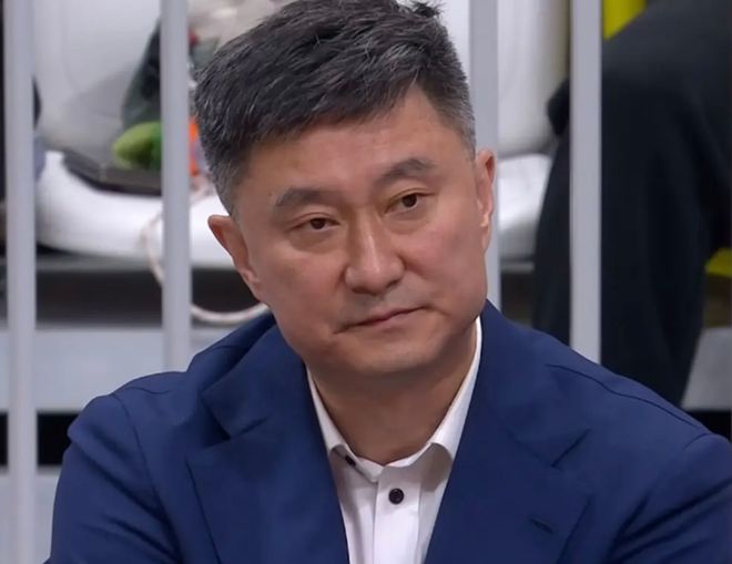 现场球迷高呼下课！杜锋脸色难看，赛后回应引争议，广东寻求改变