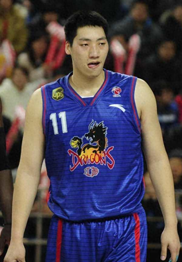 他是CBA3届MVP得主，打了19年，退役进管理层，娶空姐幸福美满