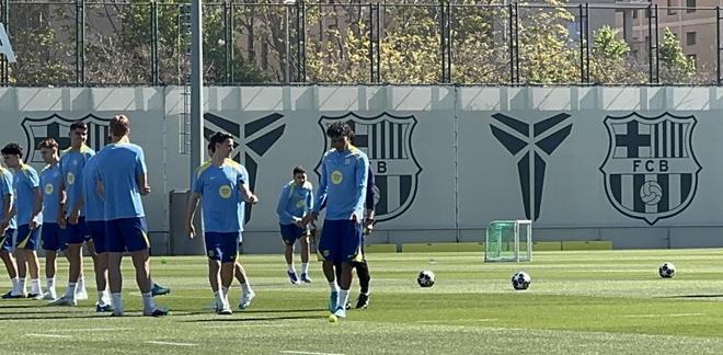 世体:阿劳霍参加了巴萨今日训练,德容仍缺席合练 世体:阿劳霍参加了巴萨今日训练,德容仍缺席合练