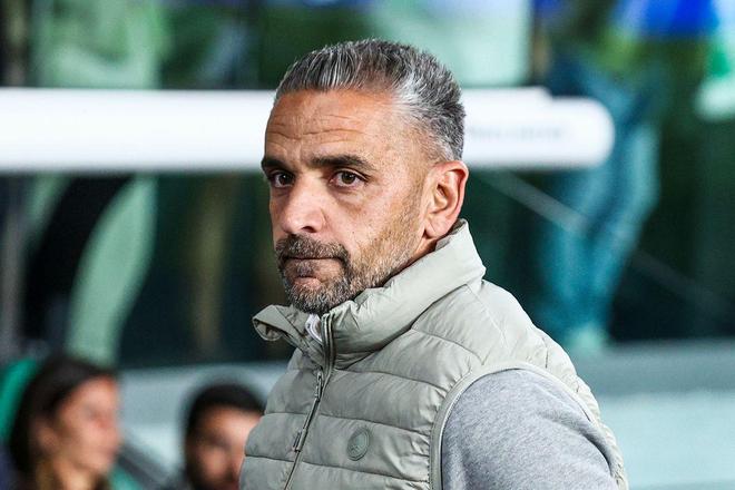 阿森纳双线崩盘后，对手主帅放话：他们会像受伤的野兽