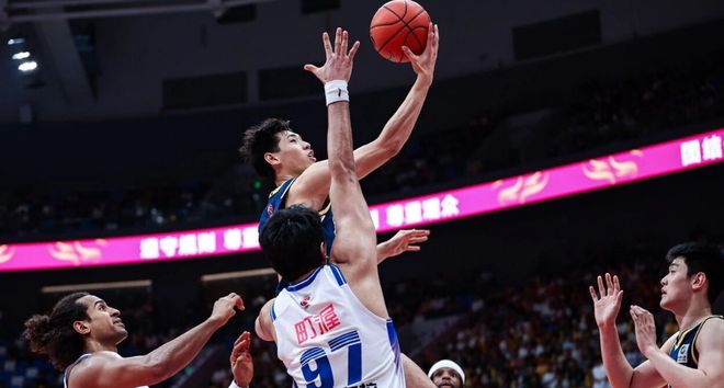 广东男篮今日早报！焦泊乔正式复出，杜峰回归带队，徐杰地位再次提升