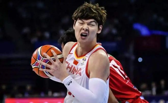 接连打爆周琦徐昕，3战狂轰64分43板，球迷请愿：重新召回国家队