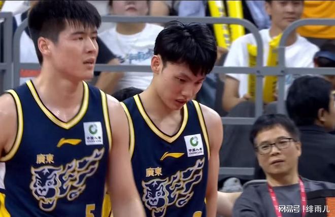 杜锋亲自爆料！广东队疑似发生内讧，徐杰联手崔永熙逼宫换帅？