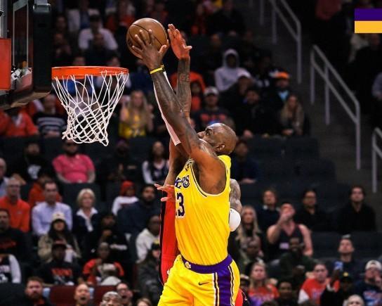 连送暴扣梦回当年,詹姆斯13中7得到18分5板5助仅1失误 连送暴扣梦回当年,詹姆斯13中7得到18分5板5助仅1失误