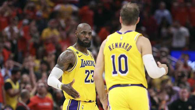 湖人队没东契奇和里夫斯，3比0领先火箭队，球迷：火箭队，解散吧