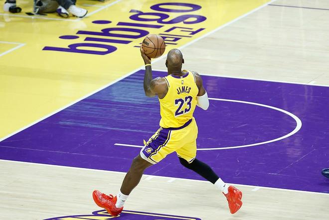 纪录收割机,詹姆斯砍21+10+12刷新自己的最年长三双纪录 纪录收割机,詹姆斯砍21+10+12刷新自己的最年长三双纪录