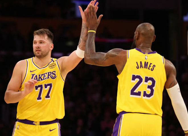 里皇32分7板6助+绝平！卢卡30分11板13助+绝杀！湖人王炸逆天改命