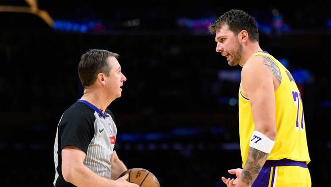 起鸡皮疙瘩了,湖人队东契奇在史诗般战胜掘金队后被现场球迷感动 起鸡皮疙瘩了,湖人队东契奇在史诗般战胜掘金队后被现场球迷感动