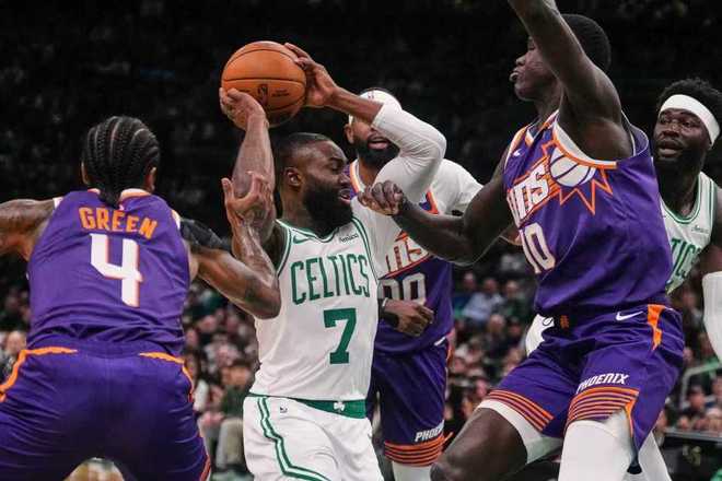 布朗41+7+6绿军险胜双杀太阳 布克40+6迎500场20+里程碑 布朗41+7+6绿军险胜双杀太阳 布克40+6迎500场20+里程碑