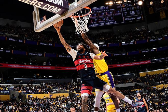 惨败湖人中难得的亮点,奇才锋线新星的水平不比他的马刺兄弟差? 惨败湖人中难得的亮点,奇才锋线新星的水平不比他的马刺兄弟差?