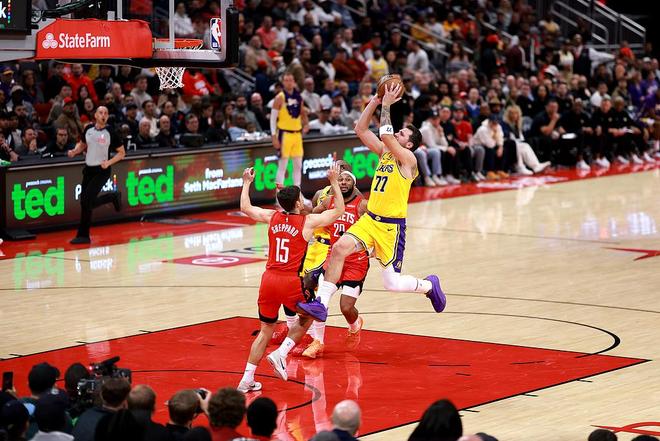 东契奇36+6湖人擒火箭6连胜 勒布朗18+5+5杜兰特18分