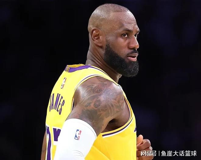 大胜!老詹21+10+12创纪录,里夫斯19分12罚,布朗尼10中2+2失误 大胜!老詹21+10+12创纪录,里夫斯19分12罚,布朗尼10中2+2失误