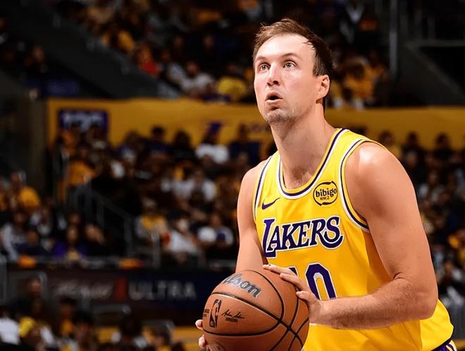 湖人3将身价暴涨！肯纳德进攻天赋尽显，艾顿统治内线，八村精准