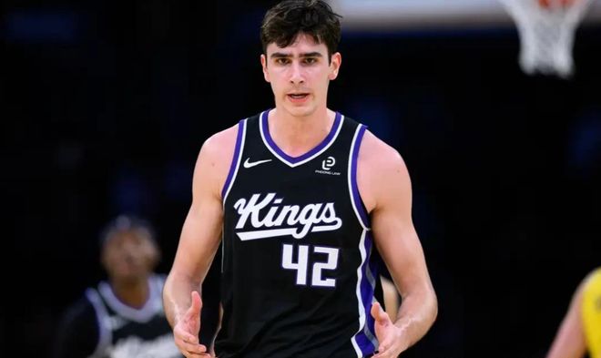 威少苦等！国王116-111险胜爵士，德罗赞41+4+11+3，海耶斯16+5+8