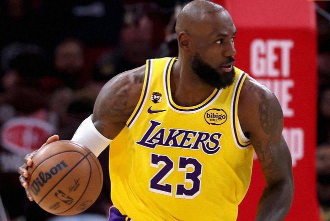 创生涯纪录！詹姆斯首节狂送8助攻超火箭全队 暖心安慰小女孩