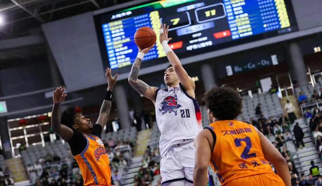 山东男篮头号混子！场均1.9分，年薪百万，邱彪嫡系