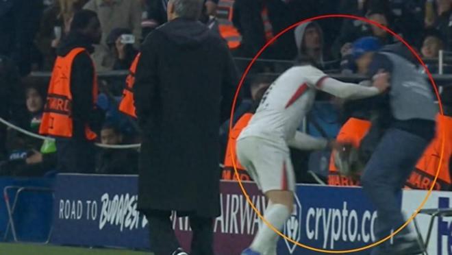 欧冠:切尔西客场2-5惨败巴黎,佩德罗·内托推搡球童引发争议 欧冠:切尔西客场2-5惨败巴黎,佩德罗·内托推搡球童引发争议