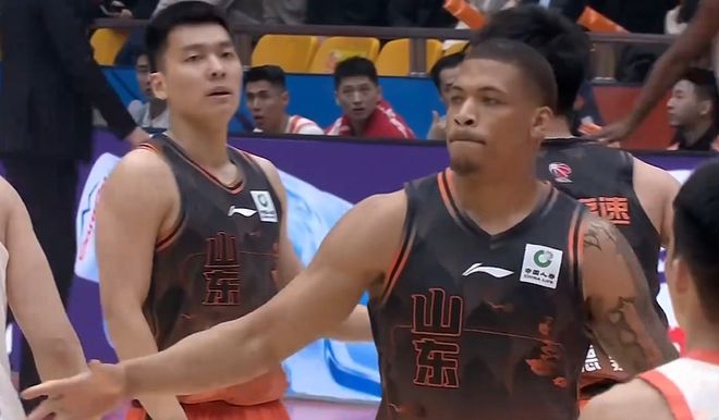 CBA山东男篮逆转江苏，新外援首秀8分，珀赛尔37分陈林坚立功