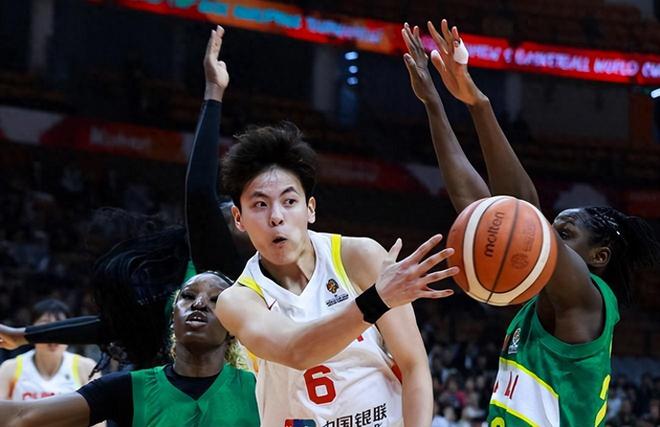 中国女篮轻取马里，三大中锋合体尽显统治力，但她才是攻防核心