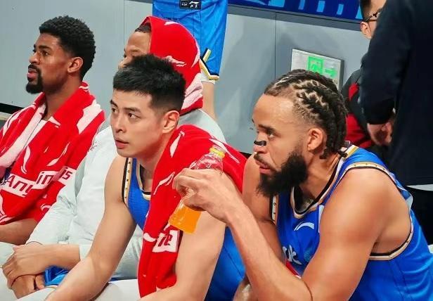 CBA｜麦基首秀表现中规中矩，举火烧天扣篮令球迷兴奋不已