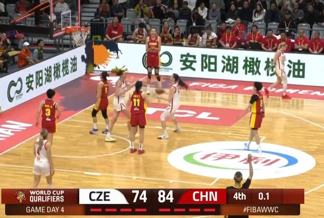 胜捷克！宫鲁鸣与球员击掌，韩旭与队友笑开花，全队合影庆祝晋级