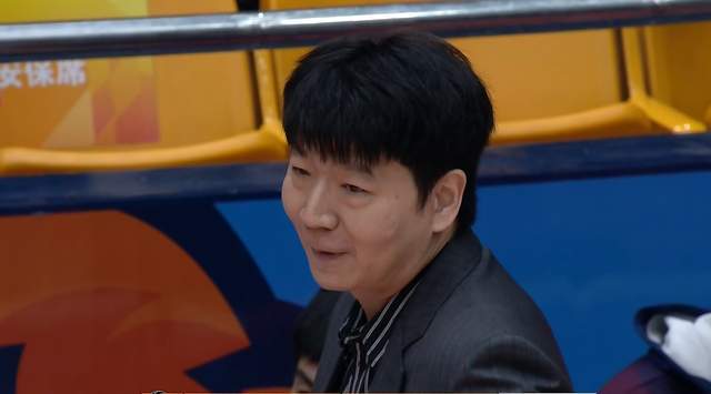 打的啥啊！山东13分惨负浙江，邱彪束手无策，高诗岩6投0中拖后腿