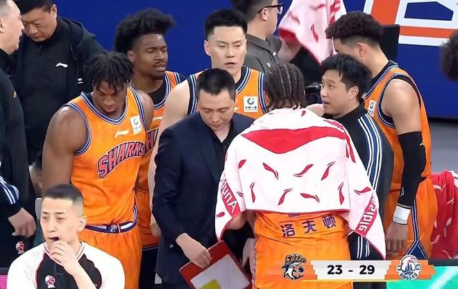 上海男篮84-80逆转青岛，洛夫顿18+7+5怀特塞德11+15，米奇24+14